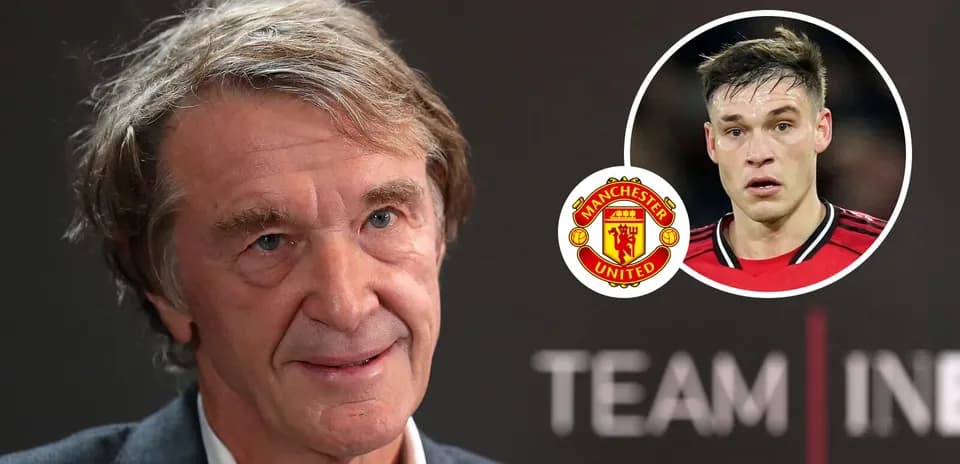 Persona hablando en conferencia de prensa sobre Manchester United