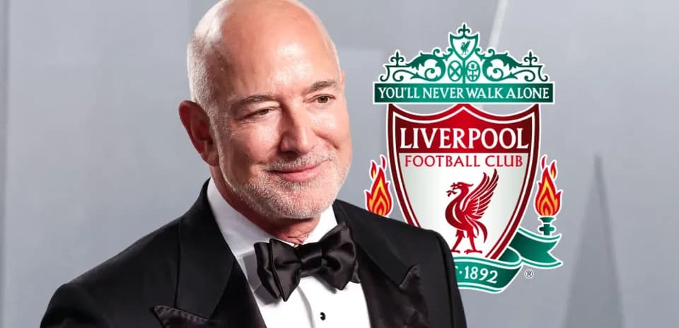 Persona sonriente con logo de Liverpool FC de fondo