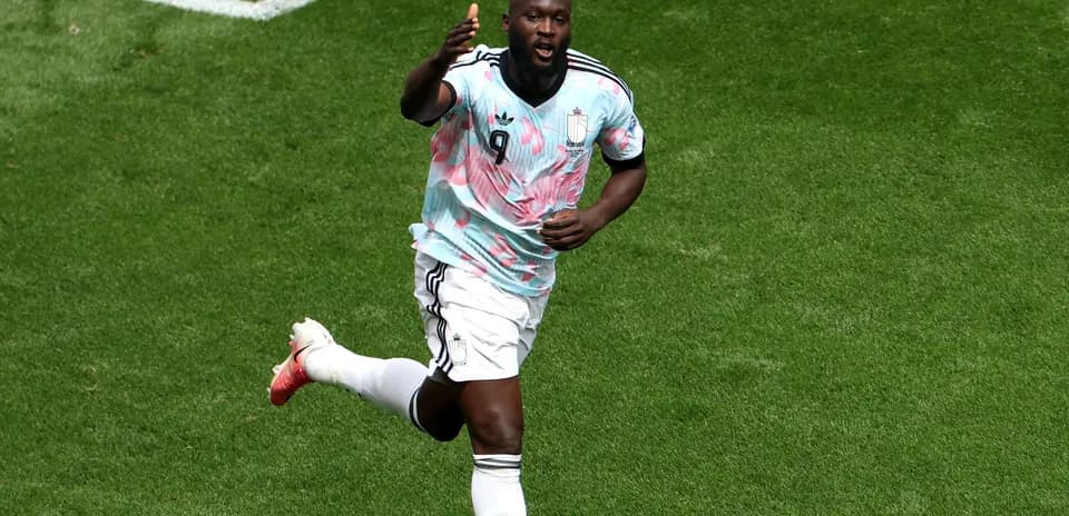 Jugador corriendo en campo con camiseta colorida