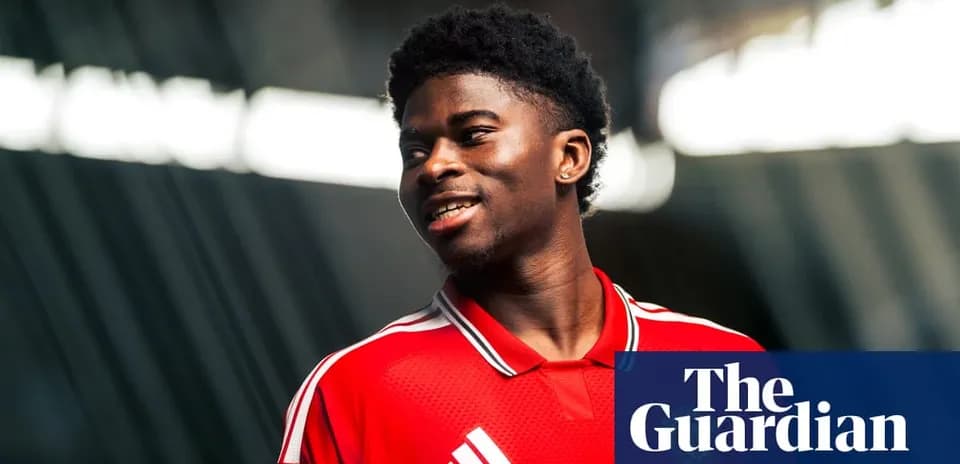 Jugador sonriendo con camiseta roja durante sesión