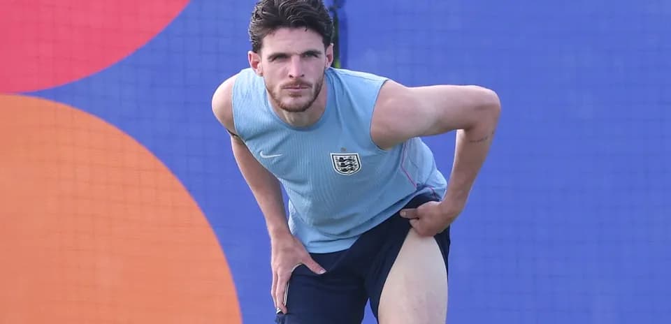 Jugador estirando en sesión de entrenamiento