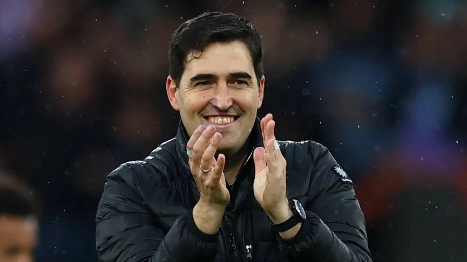 Entrenador aplaudiendo durante un partido