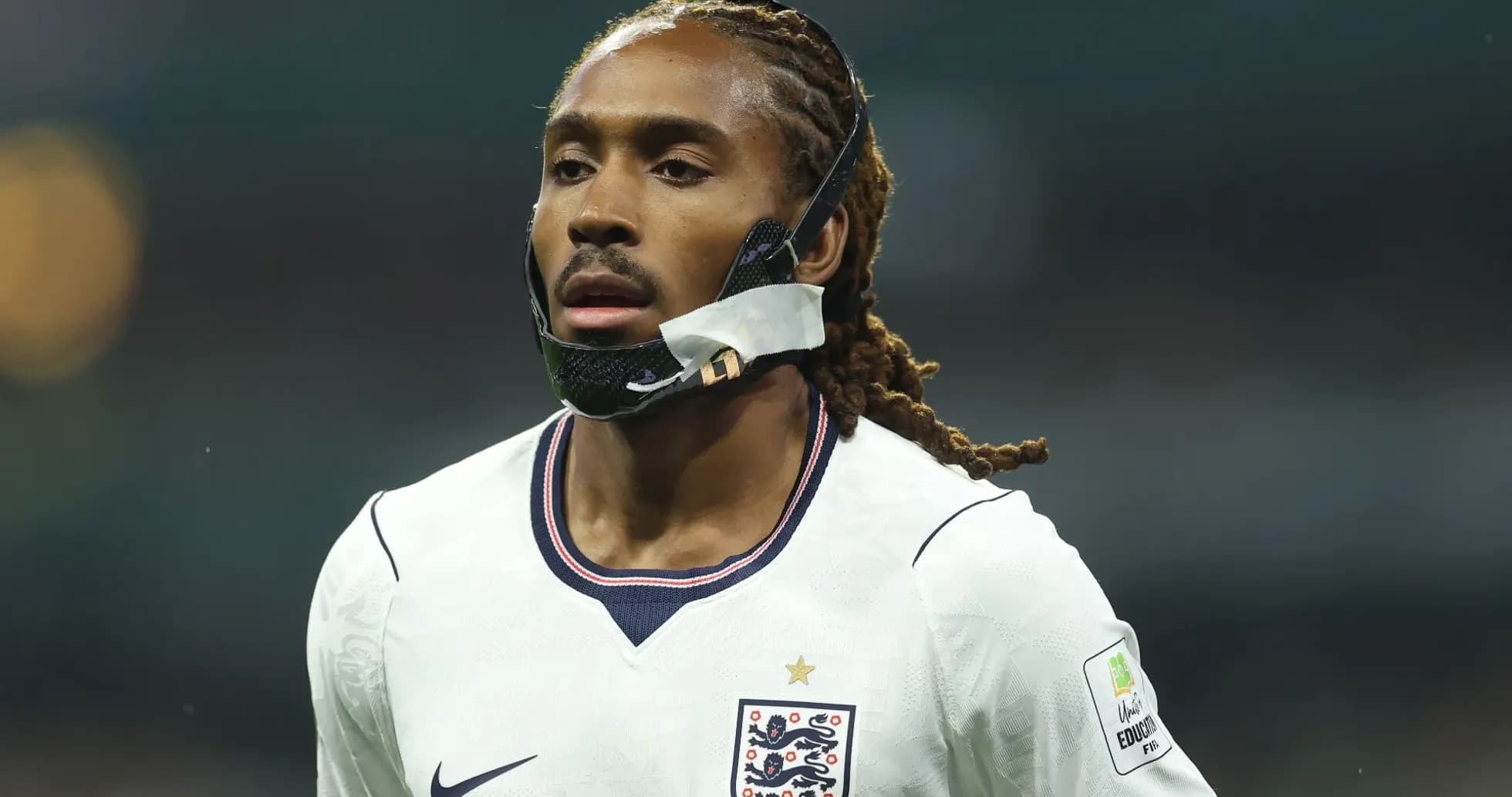 Jugador de Inglaterra con máscara durante el partido