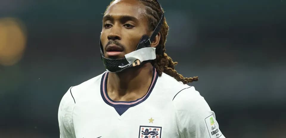 Jugador de Inglaterra con máscara durante el partido