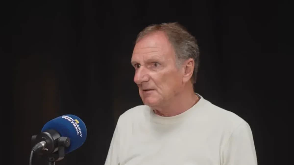 Hombre hablando en una conferencia con micrófono