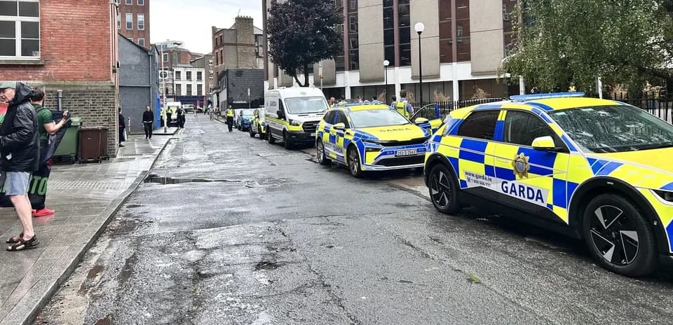Varios coches de policía estacionados en la calle