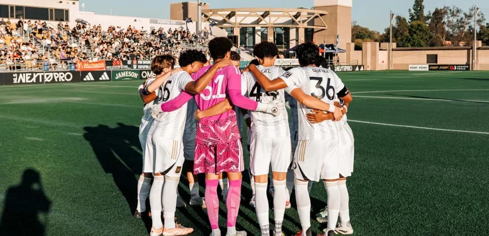 Equipo en círculo antes del partido