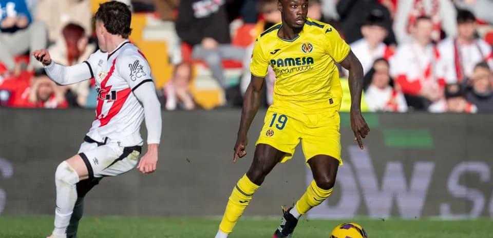 Jugador de Villarreal driblando a un rival