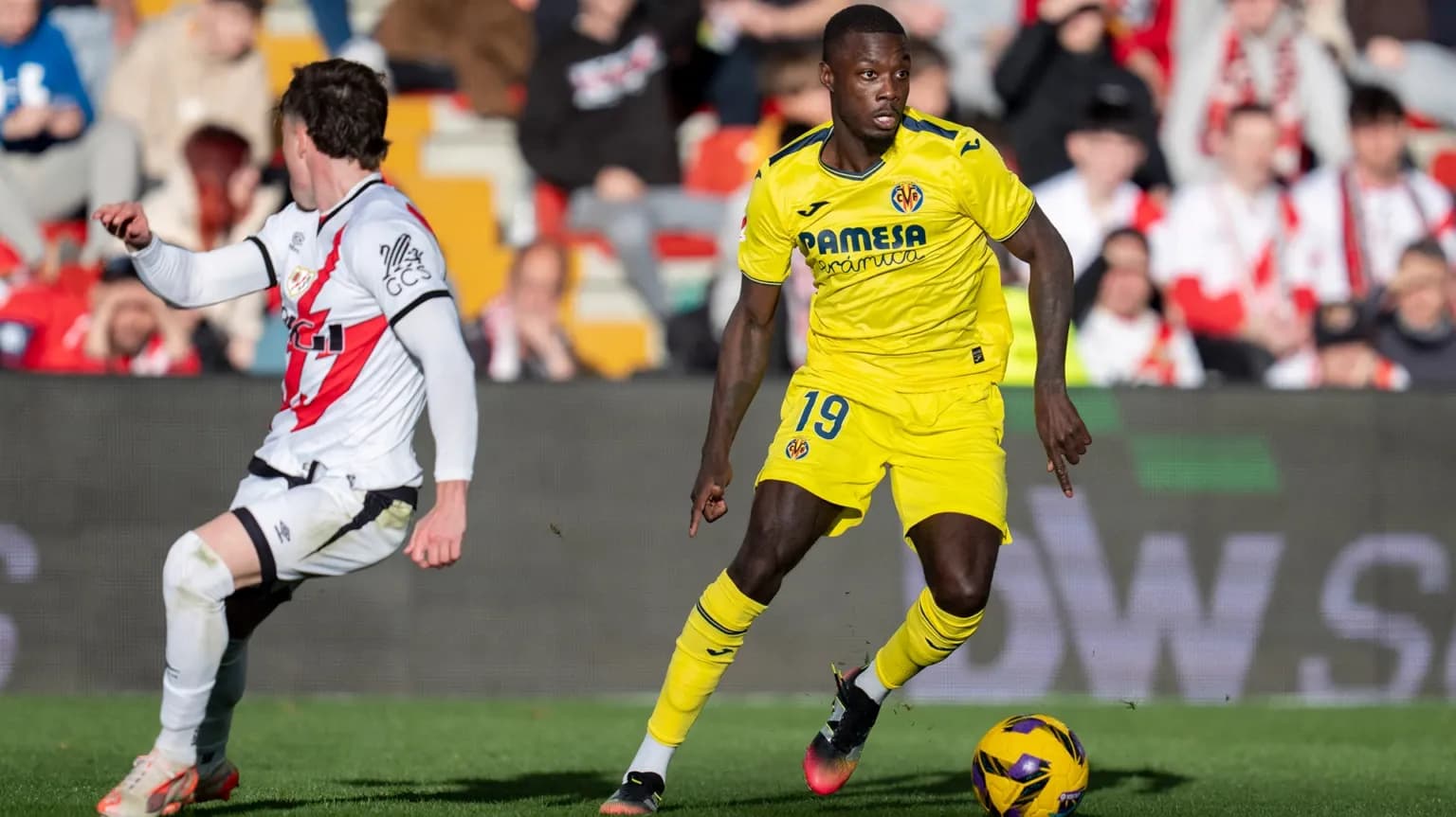 Jugador de Villarreal driblando a un rival Jugador de Villarreal driblando a un rival