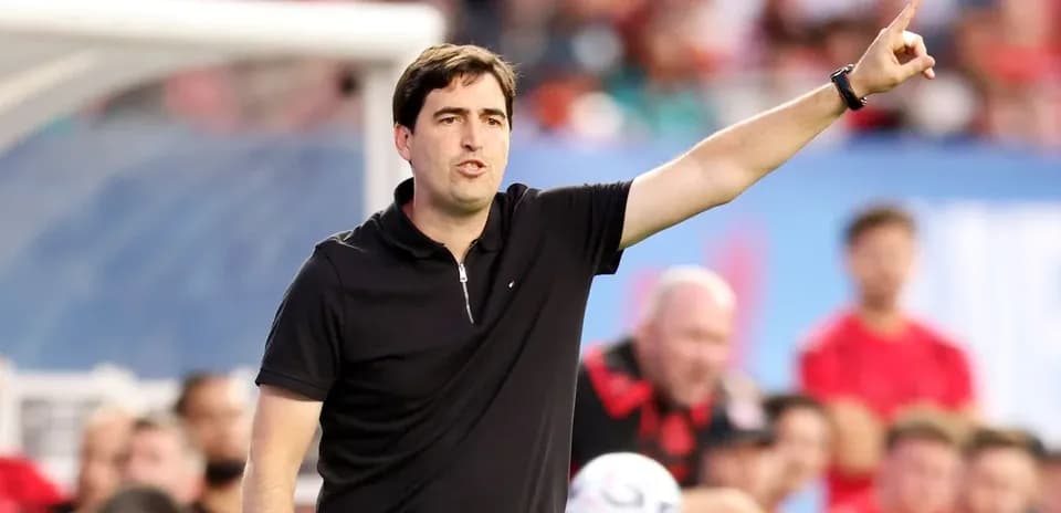 Entrenador dirigiendo a su equipo desde la línea de banda