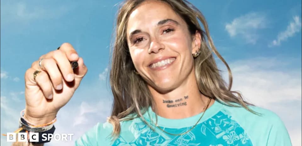 Atleta sonriendo y sosteniendo un objeto en mano