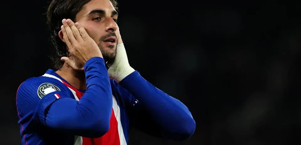 Jugador tocándose la cara durante un partido