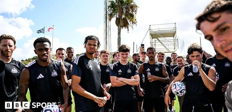 Jugadores de Newcastle United en sesión de entrenamiento