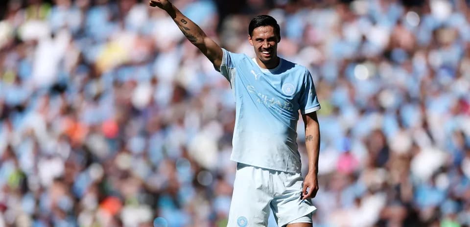 Jugador de Manchester City señalando al público en el estadio