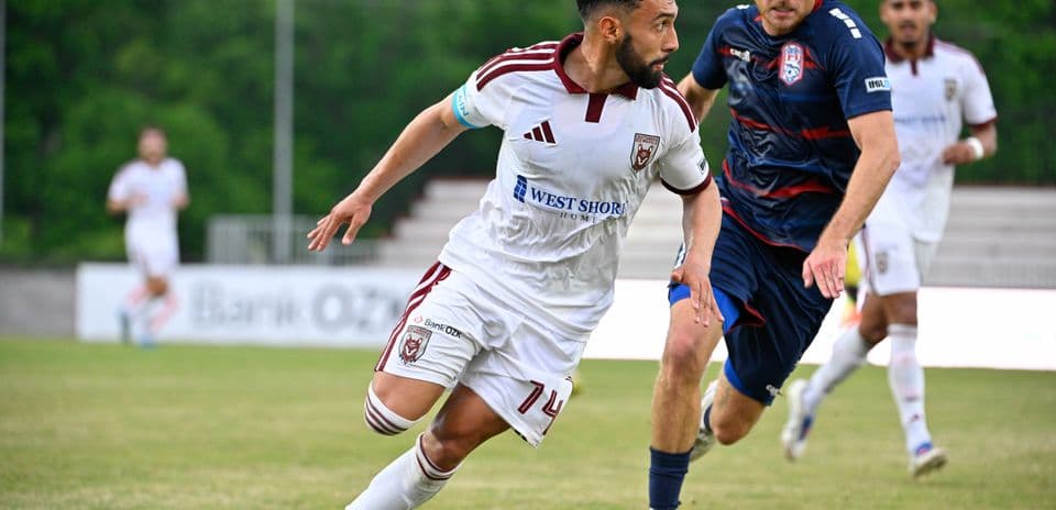 Jugador corriendo con el balón en el partido
