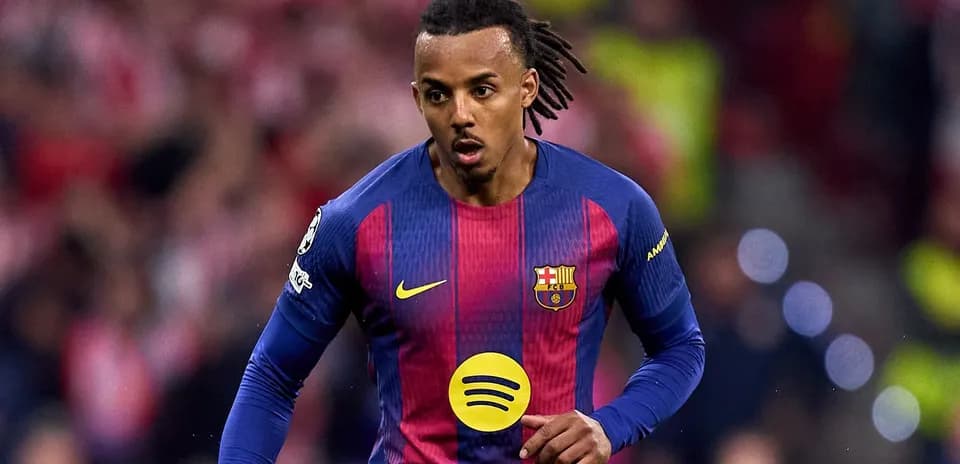 Jugador del FC Barcelona corriendo en el campo