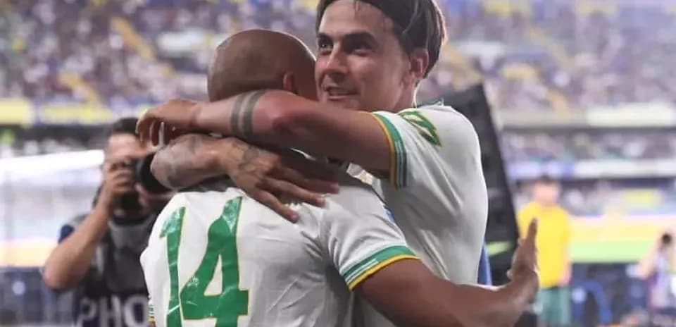 Jugadores abrazándose tras un partido de fútbol