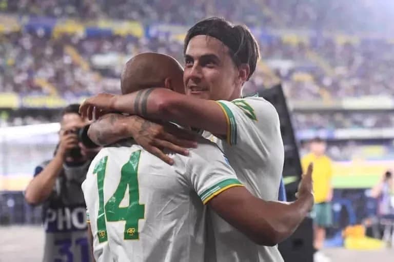 Jugadores abrazándose tras un partido de fútbol