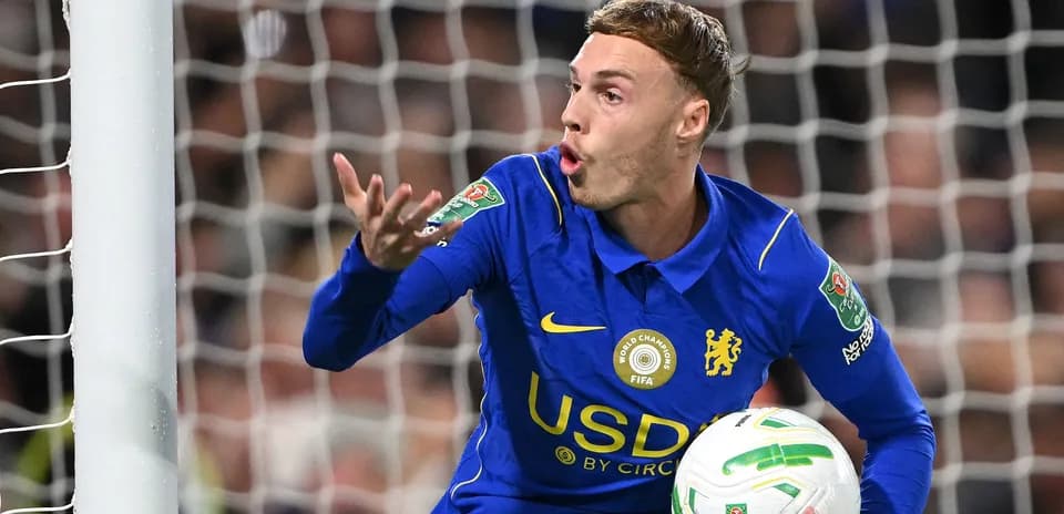 Jugador de Chelsea sosteniendo el balón en la portería