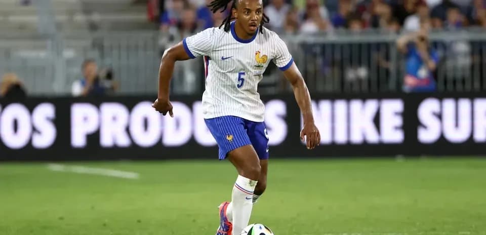 Jugador de Francia corriendo con el balón durante el partido