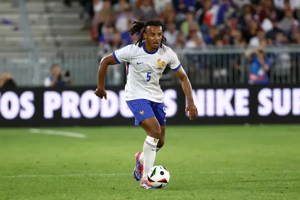 Jugador de Francia corriendo con el balón durante el partido