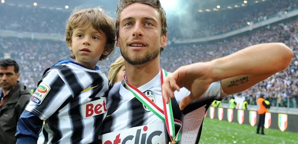 Jugador celebrando con niño en el campo de fútbol