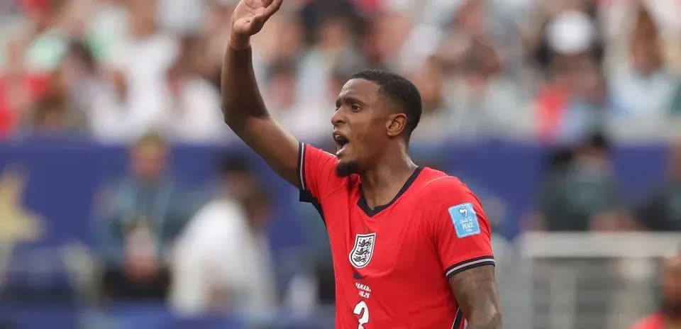Jugador de Inglaterra señalando durante el partido