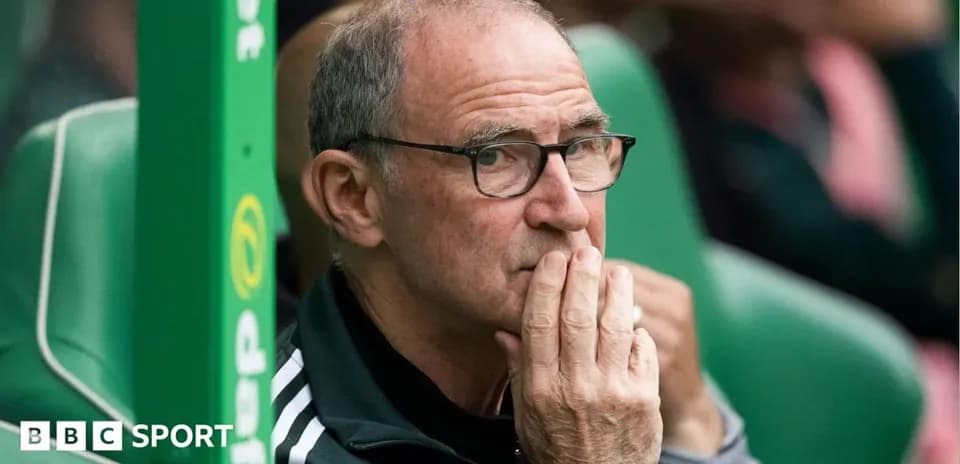 Entrenador observando el partido desde el banquillo