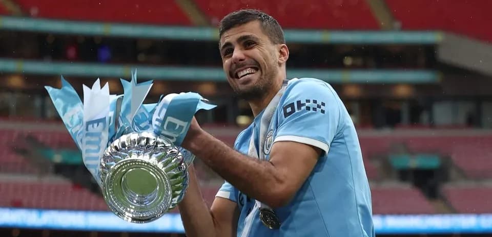 Jugador levantando el trofeo en Wembley