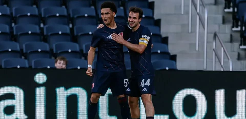 Jugadores celebrando un gol en el partido