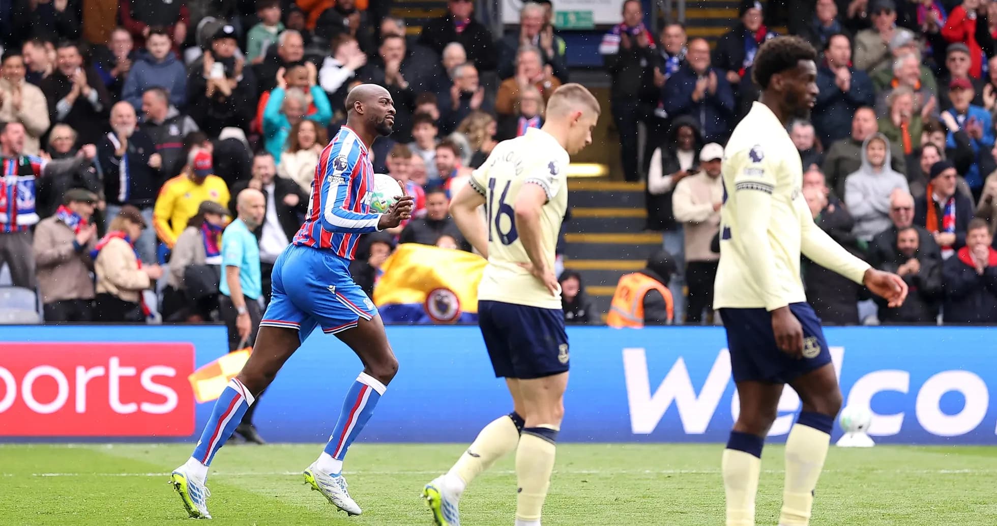 Jugador de Crystal Palace corriendo con el balón