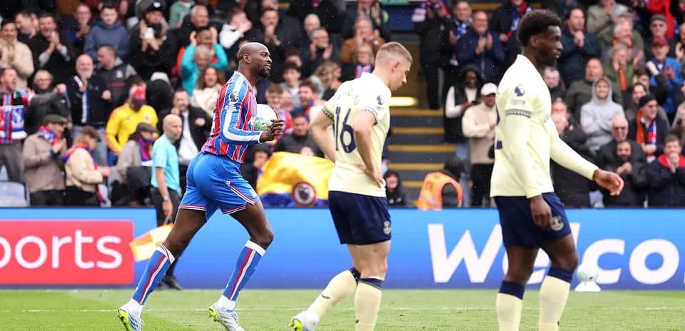 Jugador de Crystal Palace corriendo con el balón
