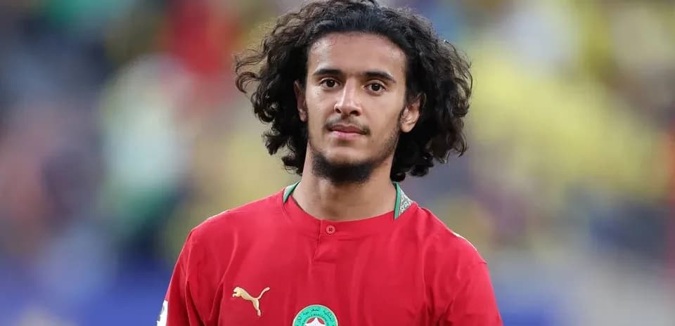 Jugador de Marruecos con camiseta roja en campo