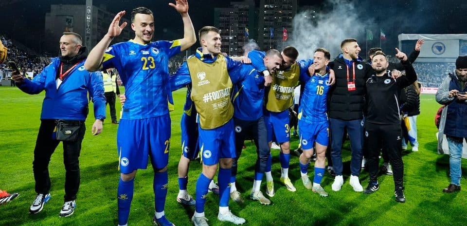 Jugadores de Bosnia y Herzegovina celebrando en el campo