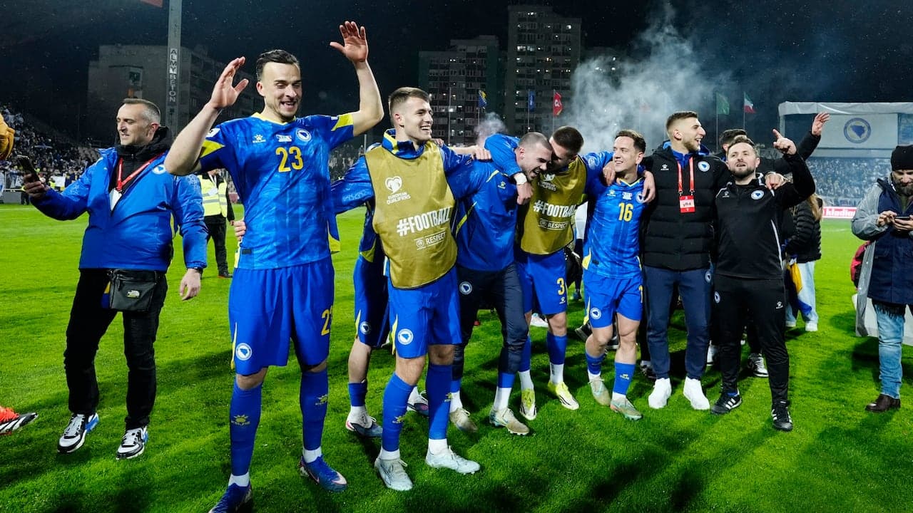 Jugadores de Bosnia y Herzegovina celebrando en el campo