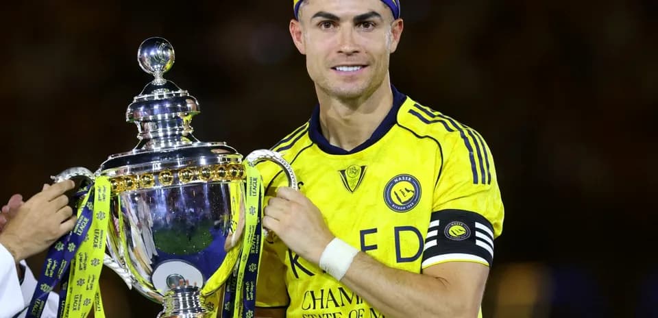 Jugador sosteniendo trofeo en celebración