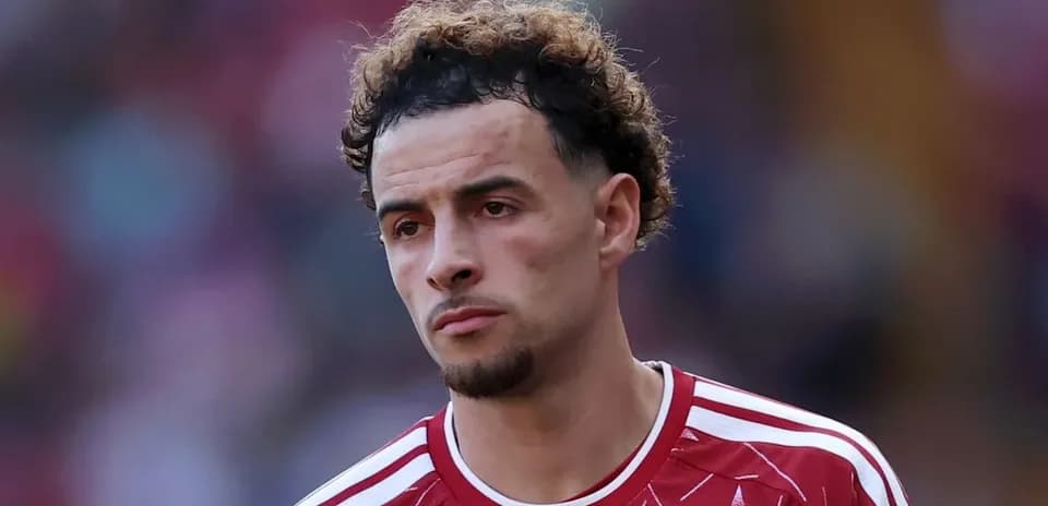 Jugador con camiseta roja en el campo de fútbol