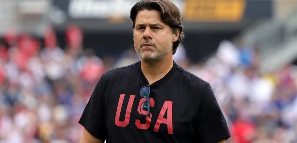 Entrenador caminando en el campo durante partido