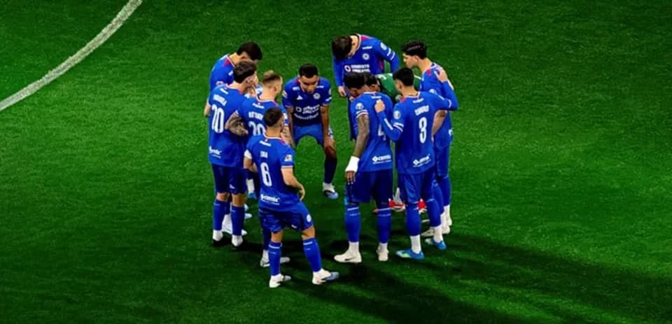 Jugadores de Cruz Azul en reunión táctica
