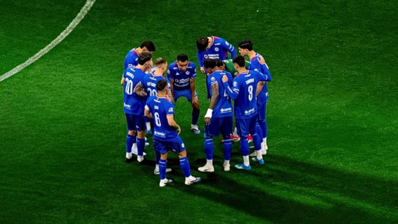 Jugadores de Cruz Azul en reunión táctica
