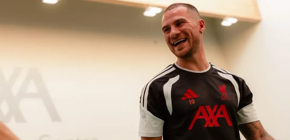 Jugador de Liverpool sonriendo en el centro de entrenamiento