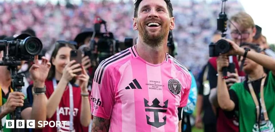 Lionel Messi sonriente rodeado de fotógrafos