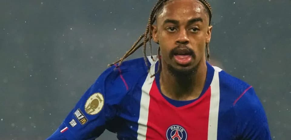 Jugador de PSG corriendo en partido de fútbol