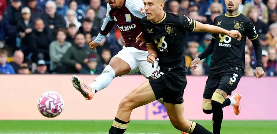 Jugador de Aston Villa dispara frente a Burnley