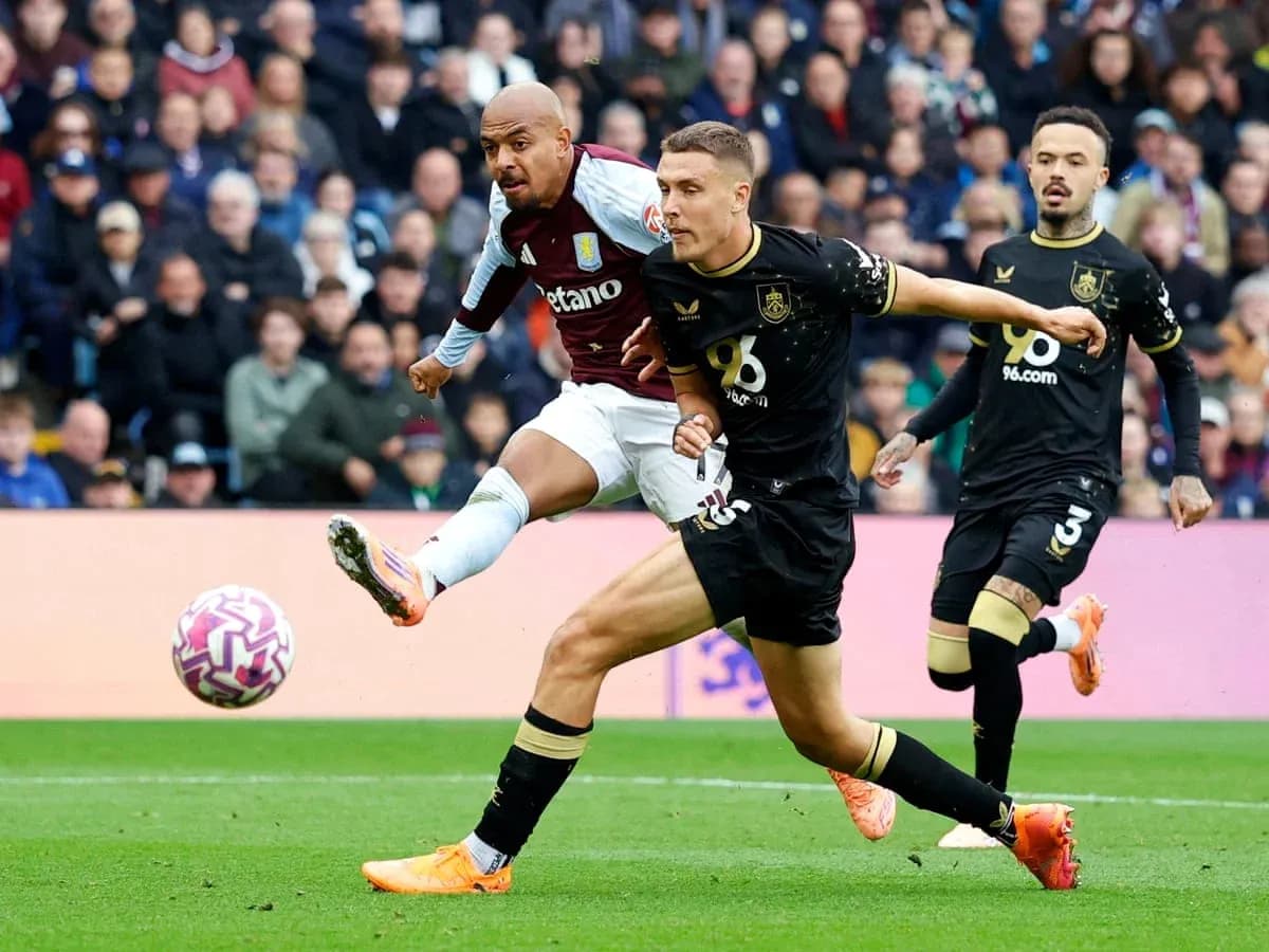 Jugador de Aston Villa dispara frente a Burnley