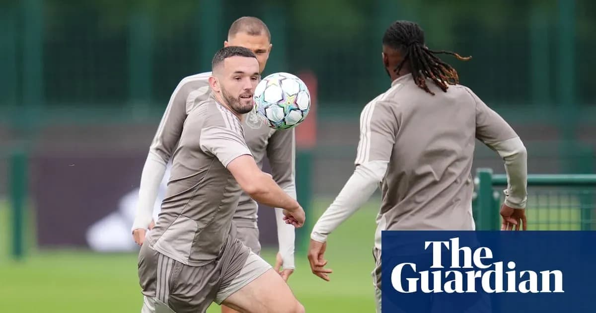 Jugador pasando el balón durante entrenamiento en equipo