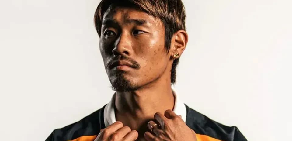 Jugador posando con camiseta de su equipo