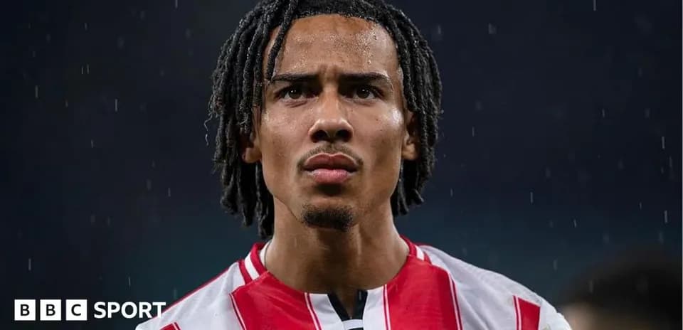 Jugador de Brentford en la lluvia durante partido