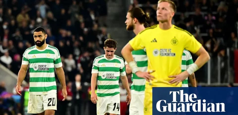 Jugadores de Celtic FC caminando cabizbajos tras el partido