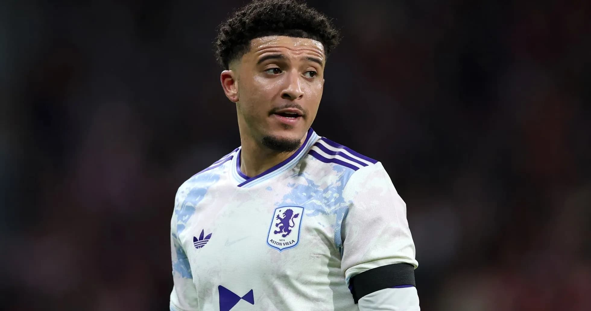 Jugador de Aston Villa en acción durante el partido